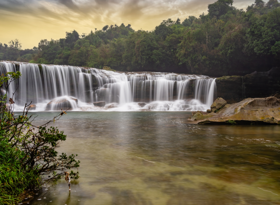 Mawlynnong Waterfall